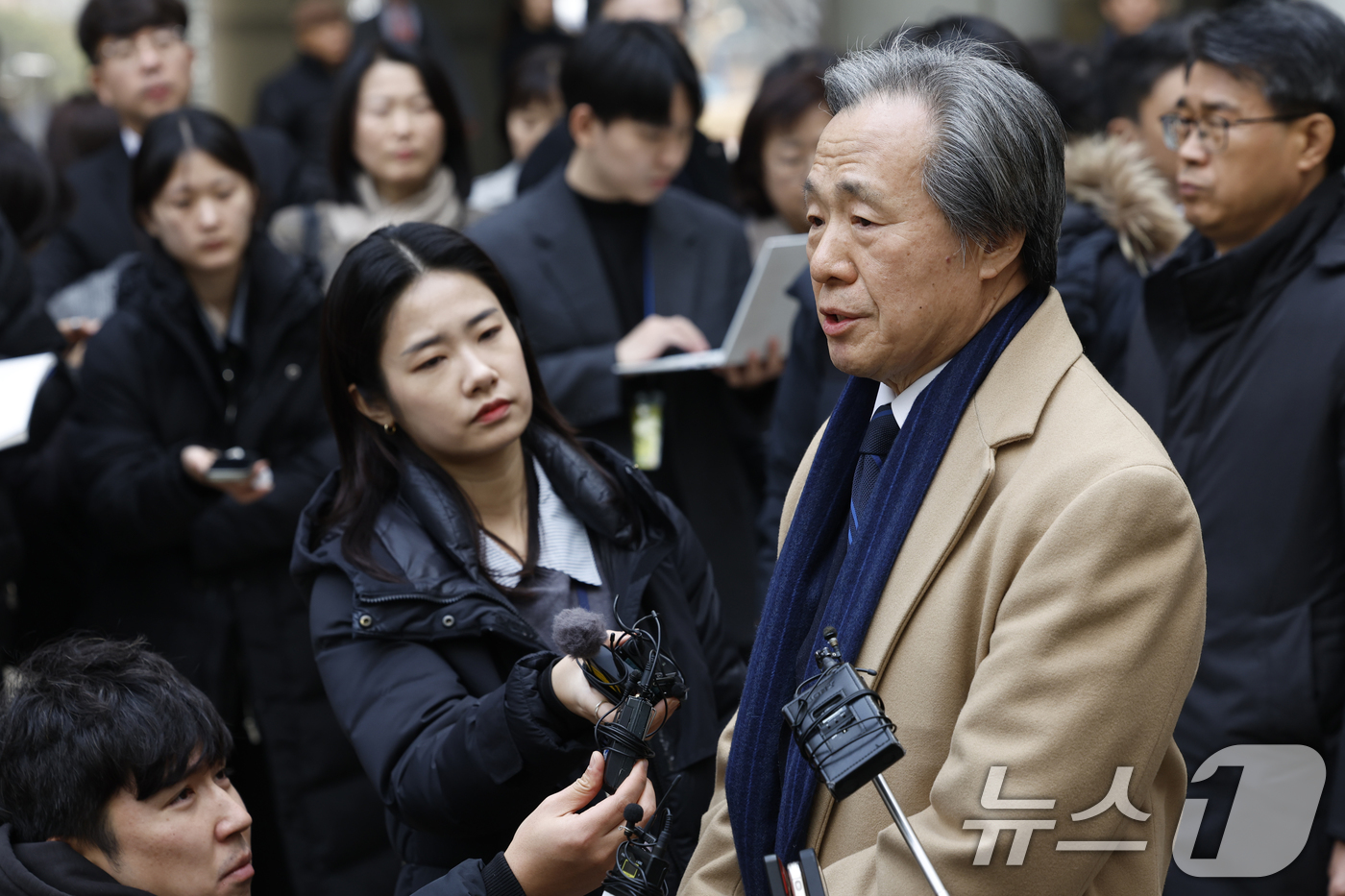 (서울=뉴스1) 박정호 기자 = 정기석 국민건강보험공단 이사장이 15일 오후 서울 서초동 서울고등법원 앞에서 주식회사 케이티앤지 외 3명 손해배상 청구 2심 선고 공판을 마친 뒤 …