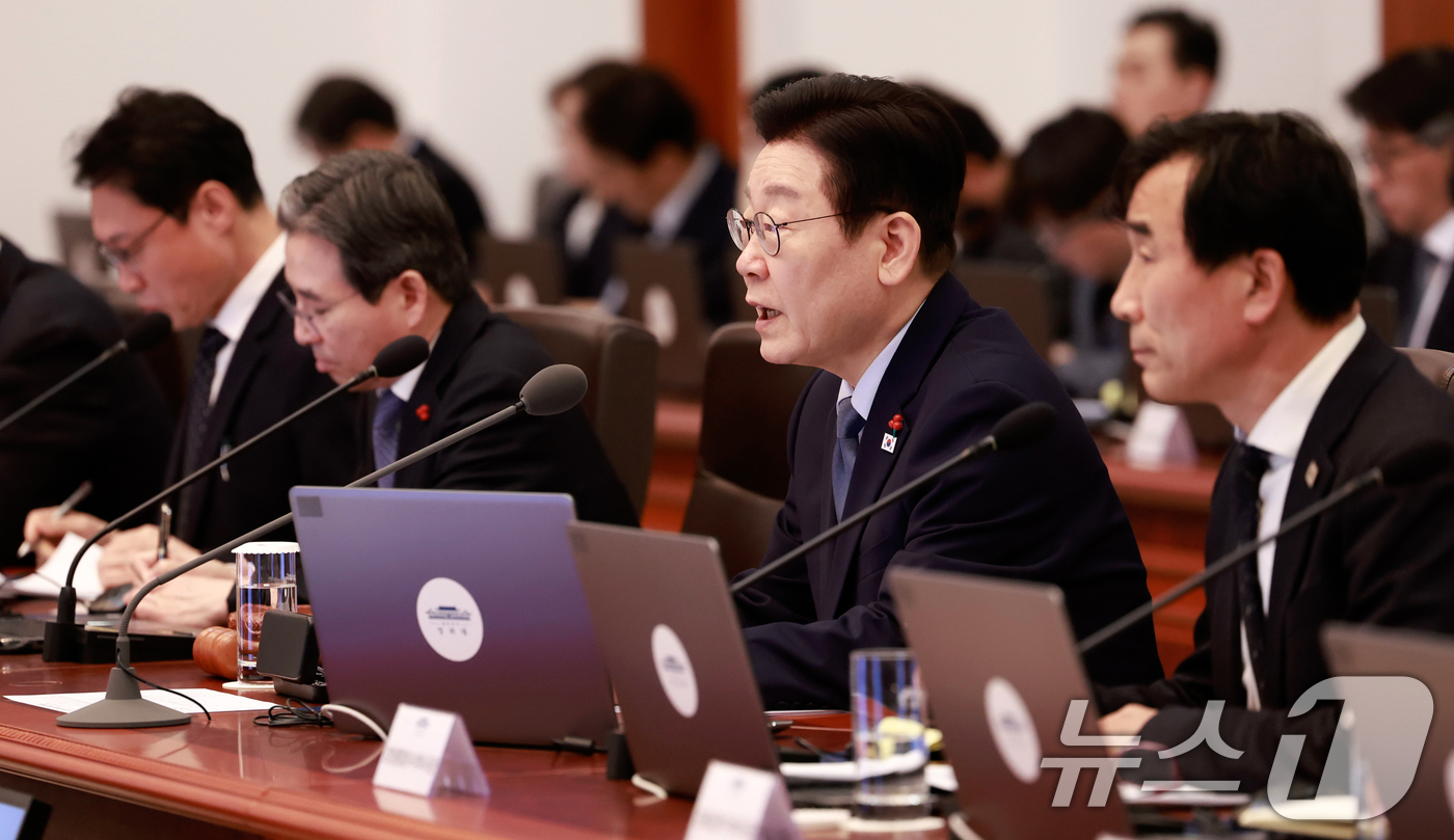 (서울=뉴스1) 이재명 기자 = 이재명 대통령이 15일 청와대에서 열린 수석보좌관회의에서 발언하고 있다. 2026.1.15/뉴스1