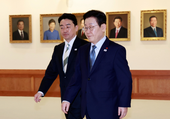 전직 대통령 초상화와 이재명 대통령