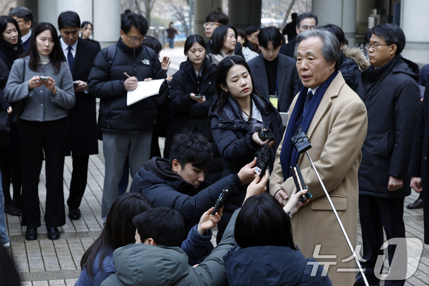 (서울=뉴스1) 박정호 기자 = 정기석 국민건강보험공단 이사장이 15일 오후 서울 서초동 서울고등법원 앞에서 주식회사 케이티앤지 외 3명 손해배상 청구 2심 선고 공판을 마친 뒤 …