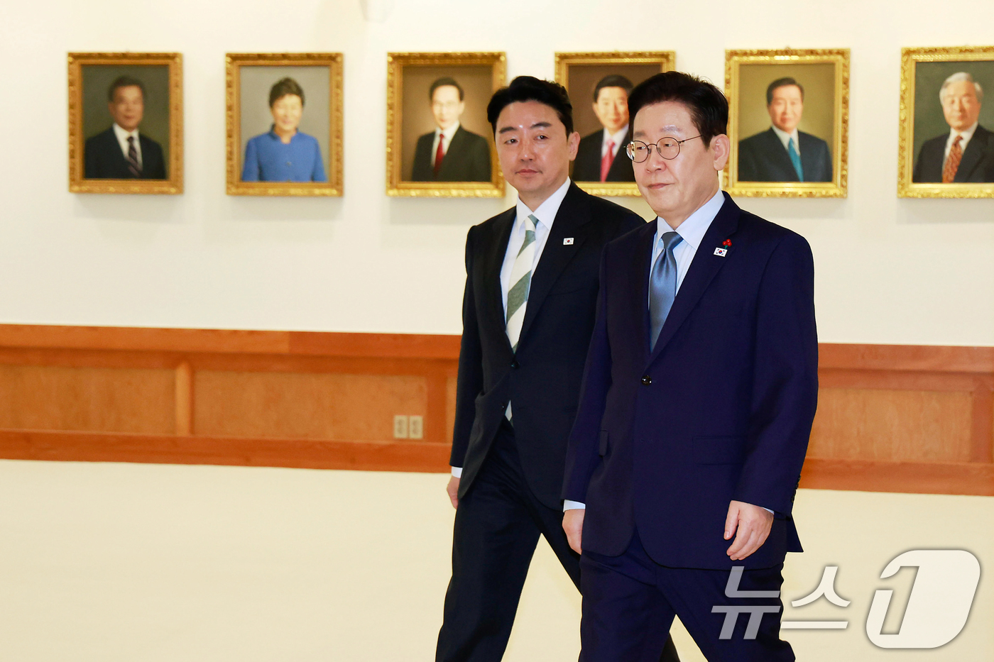 (서울=뉴스1) 이재명 기자 = 이재명 대통령과 강훈식 비서실장이 15일 청와대에서 열린 수석보좌관회의에 입장하고 있다. 2026.1.15/뉴스1