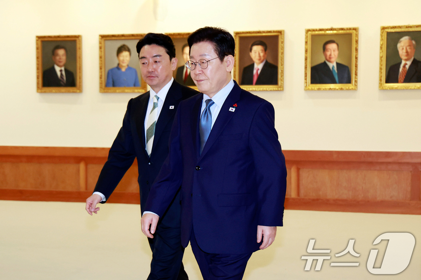 (서울=뉴스1) 이재명 기자 = 이재명 대통령과 강훈식 비서실장이 15일 청와대에서 열린 수석보좌관회의에 입장하고 있다. 2026.1.15/뉴스1