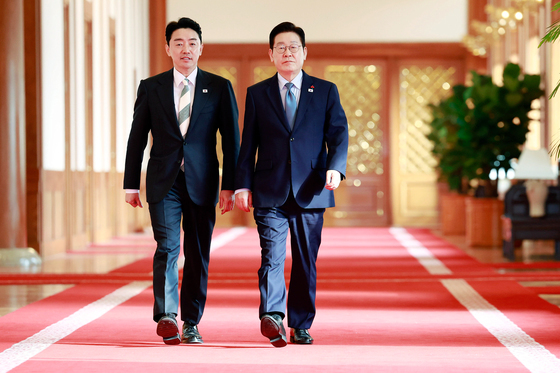 수석보좌관회의 참석하는 이재명 대통령과 강훈식 비서실장