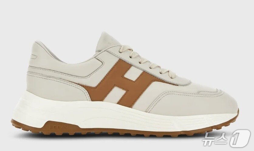 본문 이미지 -  이재명 대통령이 방일 기간 중 빌려 신은 수행원의 운동화는 이탈리아 명풍 브랜드 호간의 '하이퍼라이트 스니커즈'로 정가 75만원 짜리다. (SNS 갈무리) ⓒ 뉴스1