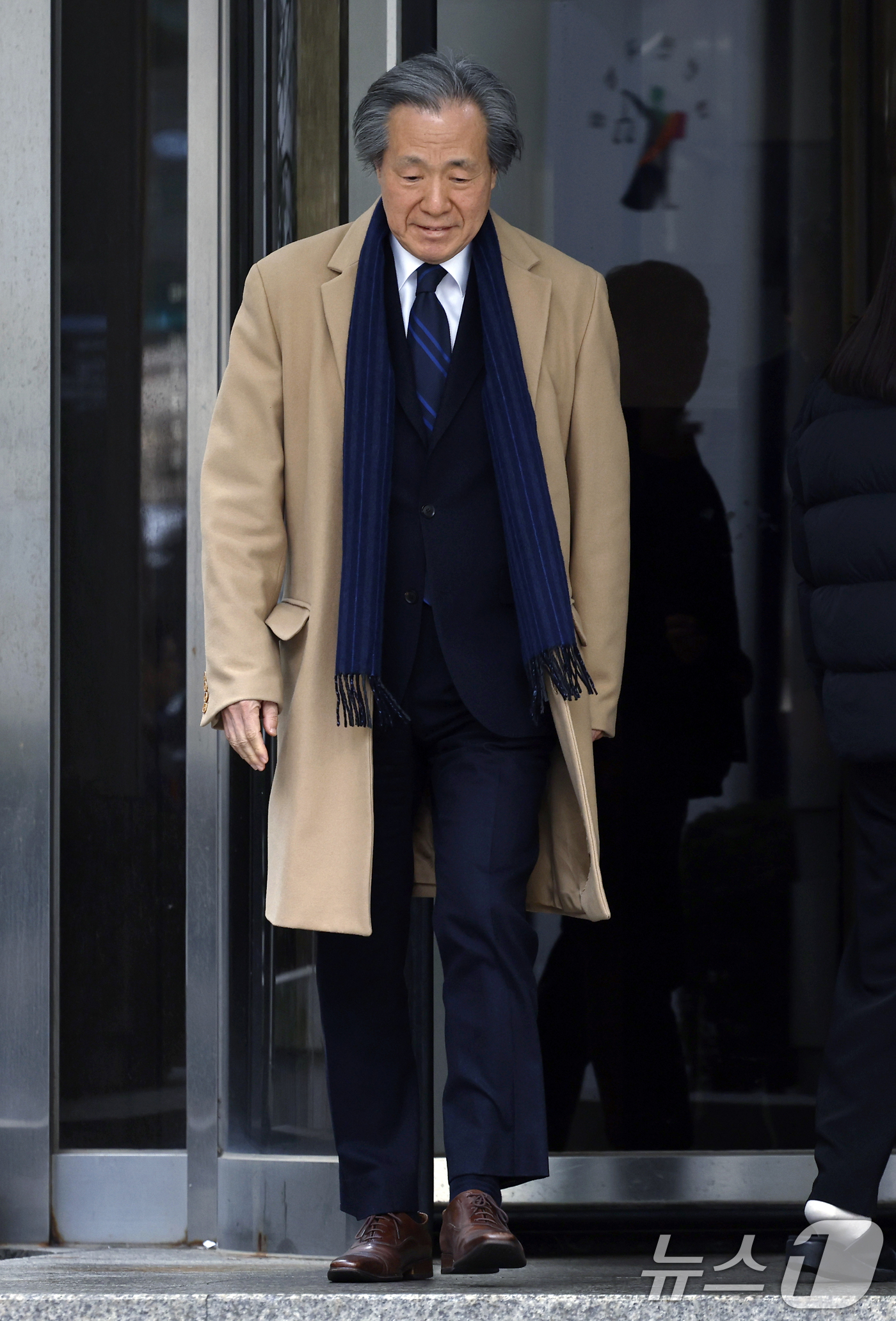 (서울=뉴스1) 박정호 기자 = 정기석 국민건강보험공단 이사장이 15일 오후 서울 서초동 서울고등법원 앞에서 주식회사 케이티앤지 외 3명 손해배상 청구 2심 선고 공판을 마친 뒤 …