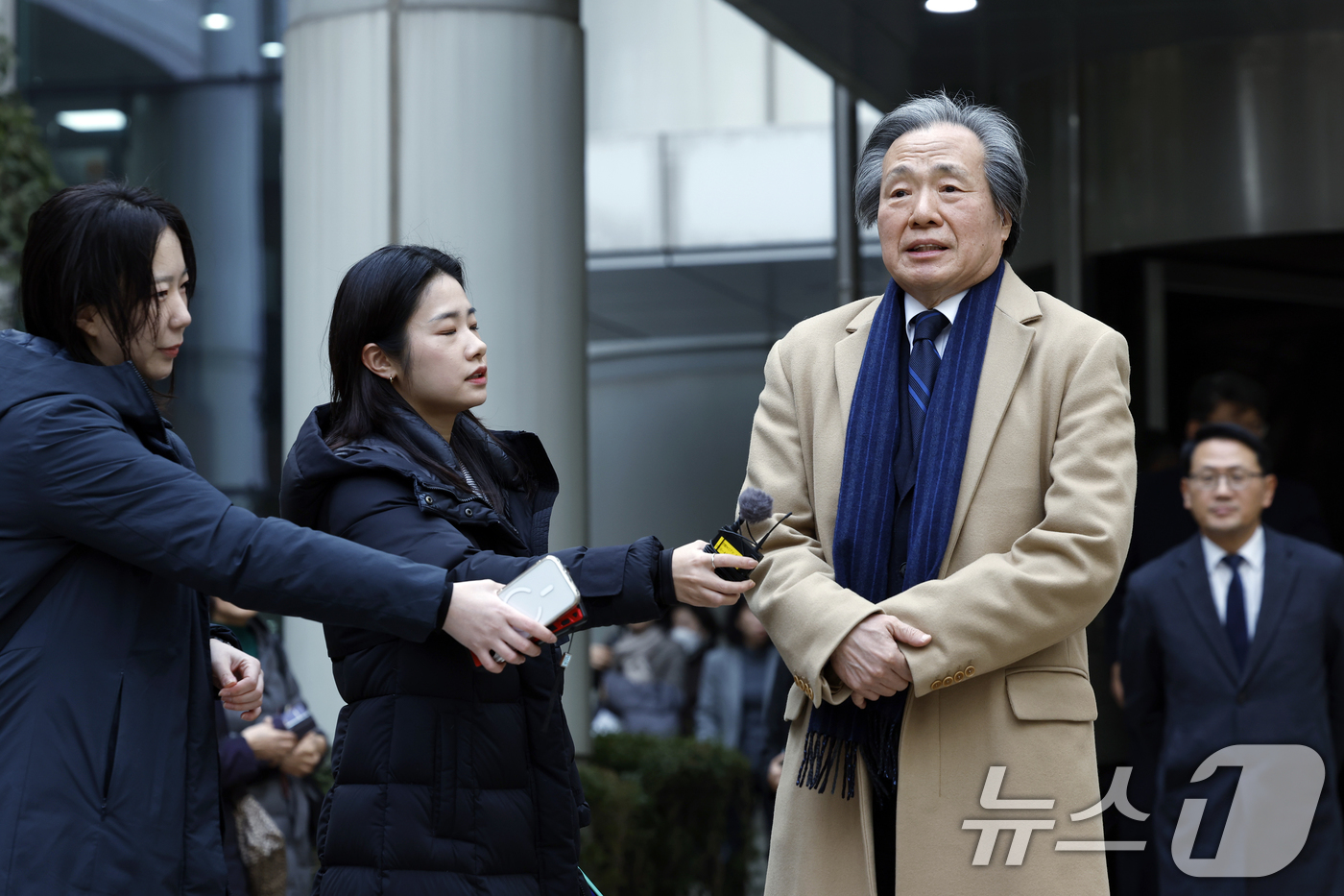 (서울=뉴스1) 박정호 기자 = 정기석 국민건강보험공단 이사장이 15일 오후 서울 서초동 서울고등법원 앞에서 주식회사 케이티앤지 외 3명 손해배상 청구 2심 선고 공판을 마친 뒤 …