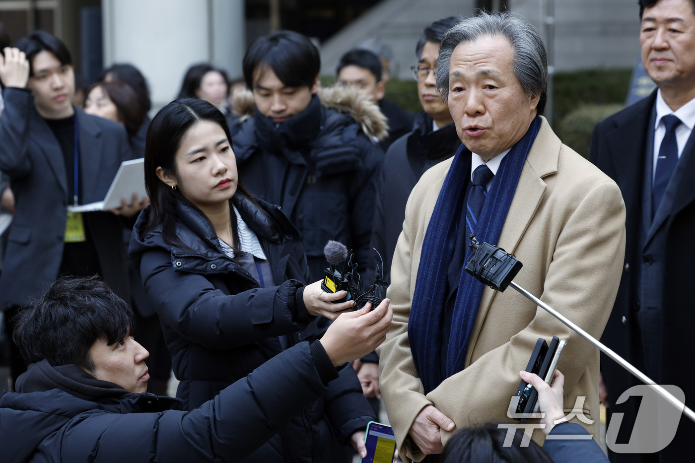 (서울=뉴스1) 박정호 기자 = 정기석 국민건강보험공단 이사장이 15일 오후 서울 서초동 서울고등법원 앞에서 주식회사 케이티앤지 외 3명 손해배상 청구 2심 선고 공판을 마친 뒤 …