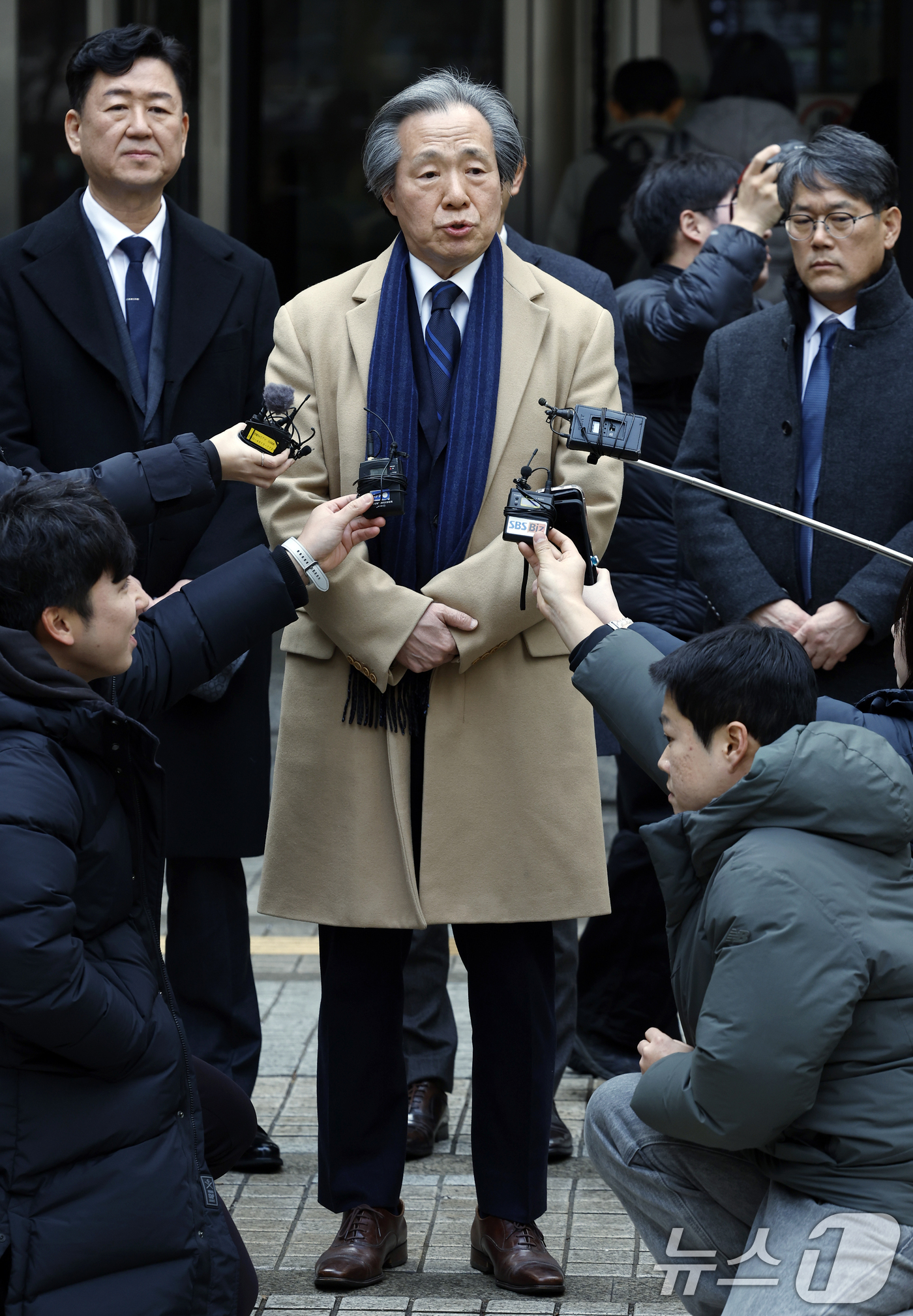 (서울=뉴스1) 박정호 기자 = 정기석 국민건강보험공단 이사장이 15일 오후 서울 서초동 서울고등법원 앞에서 주식회사 케이티앤지 외 3명 손해배상 청구 2심 선고 공판을 마친 뒤 …