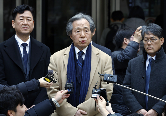 항소심 선고 공판 후 취재진 앞에 선 정기석 이사장