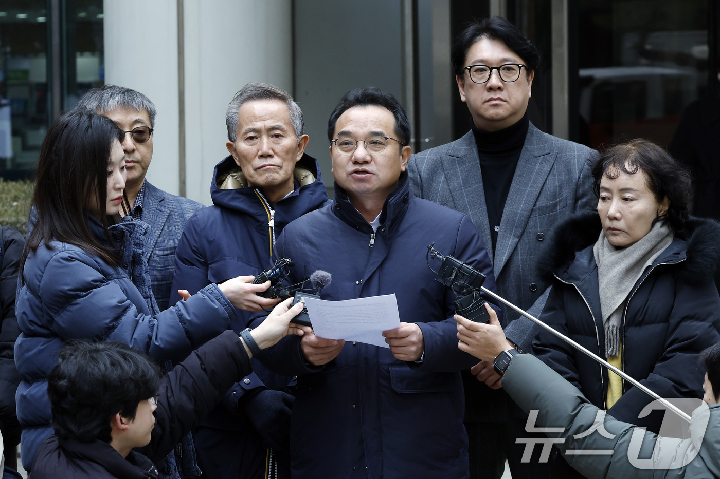 (서울=뉴스1) 박정호 기자 = 명승권 한국금연운동협의회장이 15일 오후 서울 서초동 서울고등법원 앞에서 주식회사 케이티앤지 외 3명 손해배상 청구 2심 선고 공판 종료 후 입장을 …