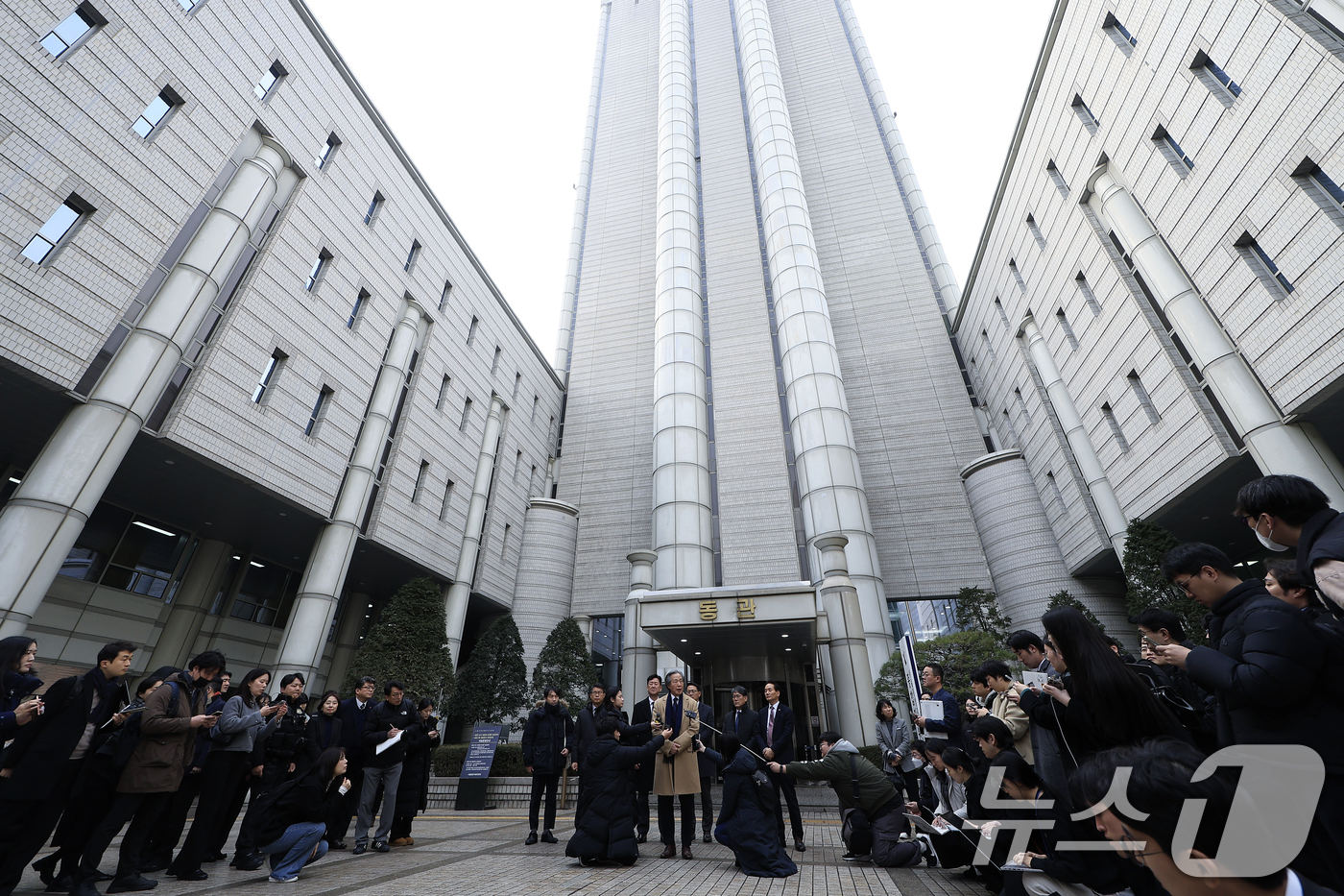 (서울=뉴스1) 박정호 기자 = 정기석 국민건강보험공단 이사장이 15일 오후 서울 서초동 서울고등법원 앞에서 주식회사 케이티앤지 외 3명 손해배상 청구 2심 선고 공판을 마친 뒤 …