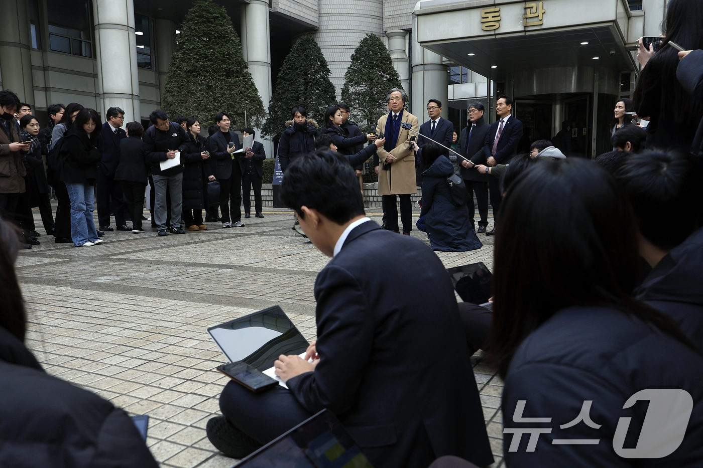 (서울=뉴스1) 박정호 기자 = 정기석 국민건강보험공단 이사장이 15일 오후 서울 서초동 서울고등법원 앞에서 주식회사 케이티앤지 외 3명 손해배상 청구 2심 선고 공판을 마친 뒤 …