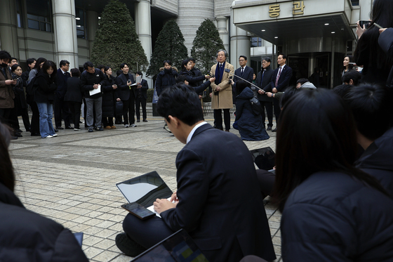 항소심 선고 공판 후 취재진 앞에 선 정기석 이사장