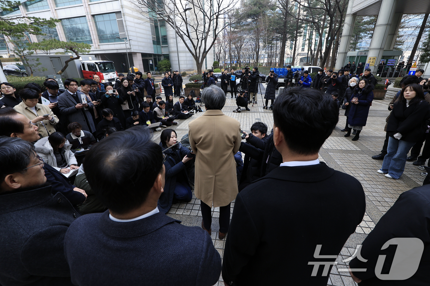 (서울=뉴스1) 박정호 기자 = 정기석 국민건강보험공단 이사장이 15일 오후 서울 서초동 서울고등법원 앞에서 주식회사 케이티앤지 외 3명 손해배상 청구 2심 선고 공판을 마친 뒤 …