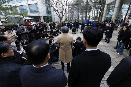 항소심 선고 공판 후 취재진 앞에 선 국민건강보험공단
