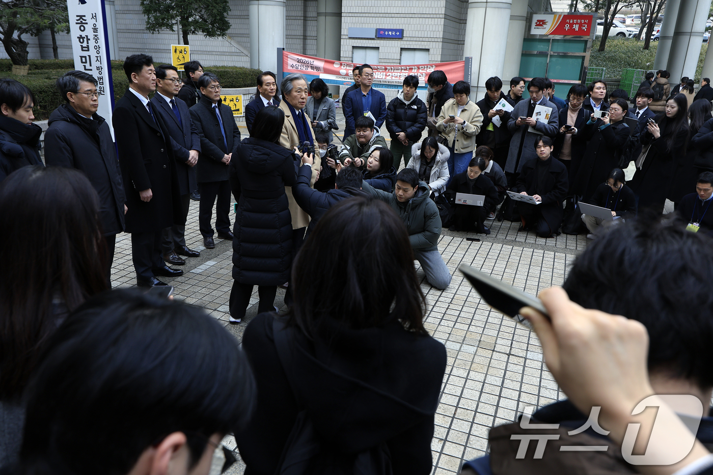 (서울=뉴스1) 박정호 기자 = 정기석 국민건강보험공단 이사장이 15일 오후 서울 서초동 서울고등법원 앞에서 주식회사 케이티앤지 외 3명 손해배상 청구 2심 선고 공판을 마친 뒤 …