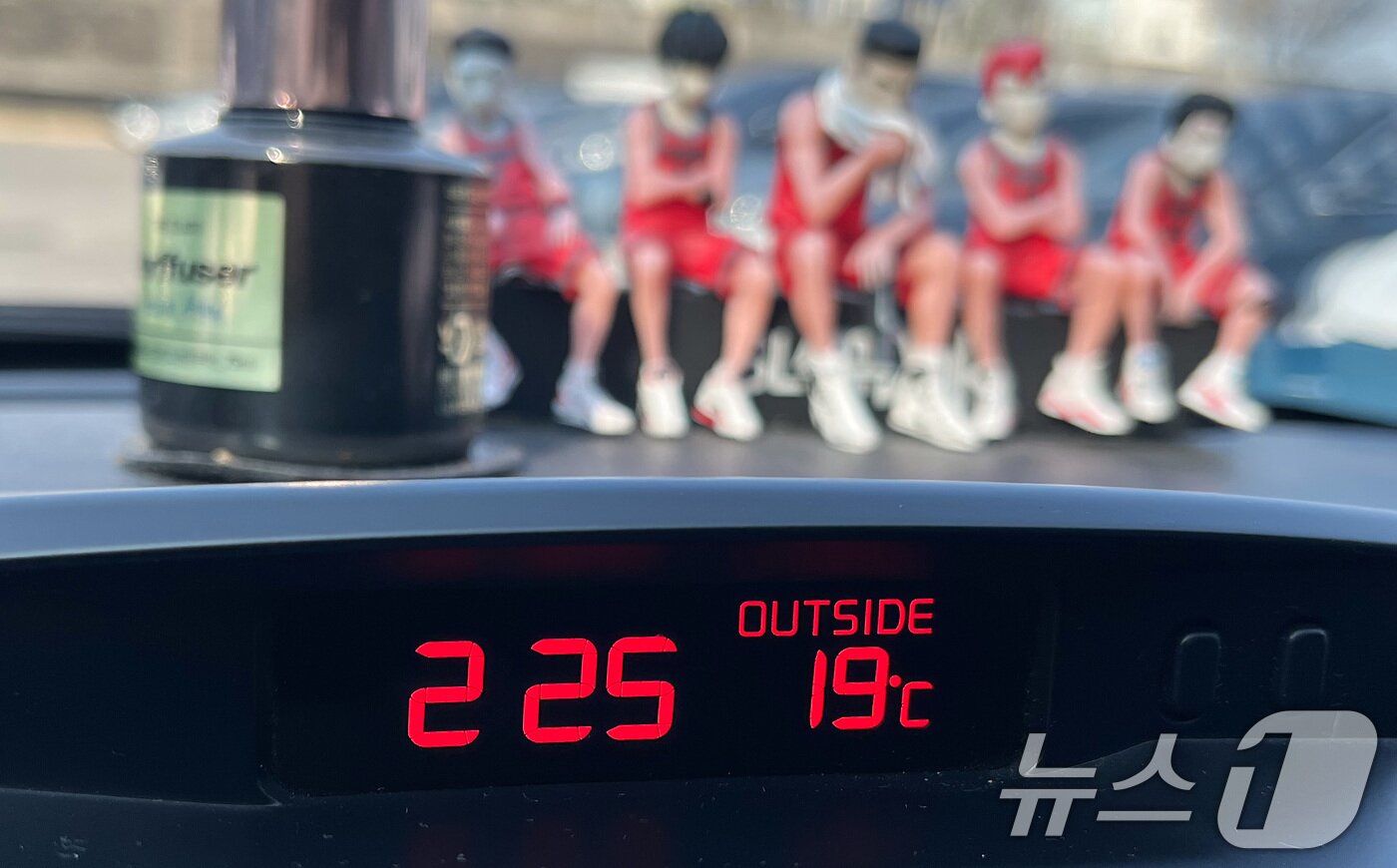 본문 이미지 - 15일 오후 대구 남구 한 야외 주차장에 주차된 차량 실내 온도계가 외부온도 19도를 가리키고 있다. 2026.1.15/뉴스1 ⓒ News1 공정식 기자