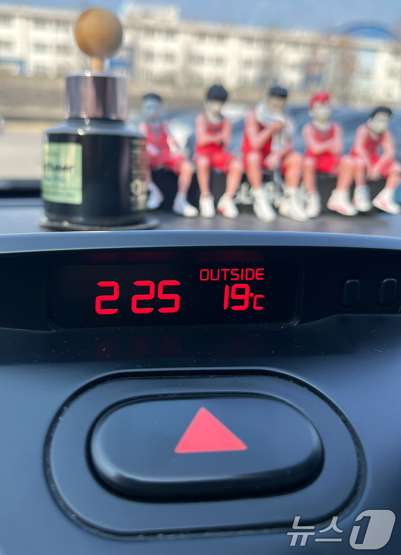 (대구=뉴스1) 공정식 기자 = 기온이 크게 오른 15일 오후 대구 남구 한 야외 주차장에 주차된 차량 실내 온도계가 외부온도 19도를 가리키고 있다. 2026.1.15/뉴스1