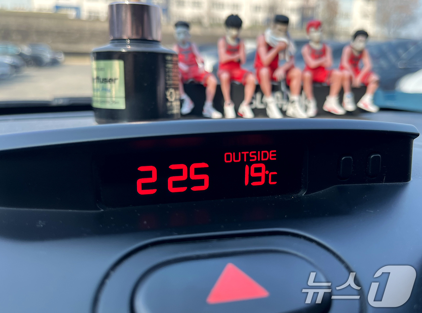 (대구=뉴스1) 공정식 기자 = 기온이 크게 오른 15일 오후 대구 남구 한 야외 주차장에 주차된 차량 실내 온도계가 외부온도 19도를 가리키고 있다. 2026.1.15/뉴스1