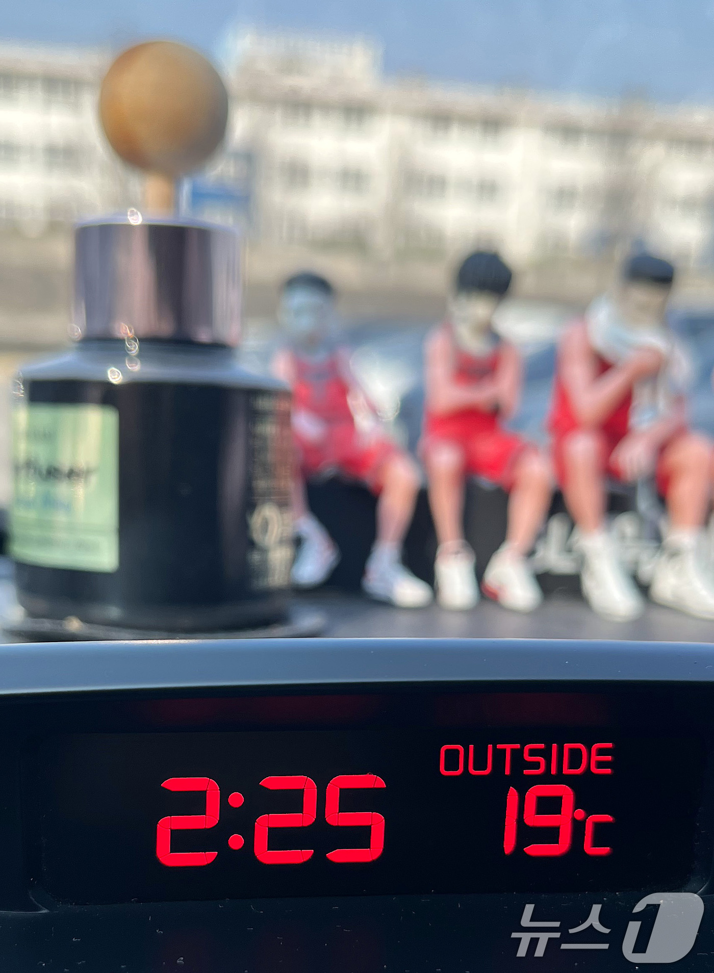 (대구=뉴스1) 공정식 기자 = 기온이 크게 오른 15일 오후 대구 남구 한 야외 주차장에 주차된 차량 실내 온도계가 외부온도 19도를 가리키고 있다. 2026.1.15/뉴스1