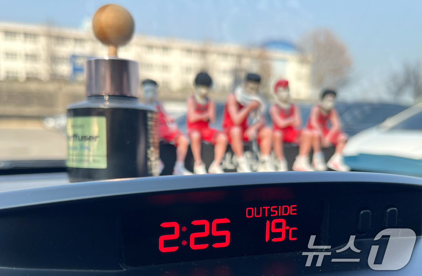 (대구=뉴스1) 공정식 기자 = 기온이 크게 오른 15일 오후 대구 남구 한 야외 주차장에 주차된 차량 실내 온도계가 외부온도 19도를 가리키고 있다. 2026.1.15/뉴스1