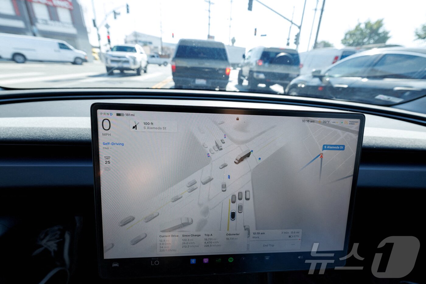 본문 이미지 - FILE PHOTO: A 2025 Tesla Model 3 self-drives with FSD 14.1.4 software in Los Angeles ⓒ 로이터=뉴스1