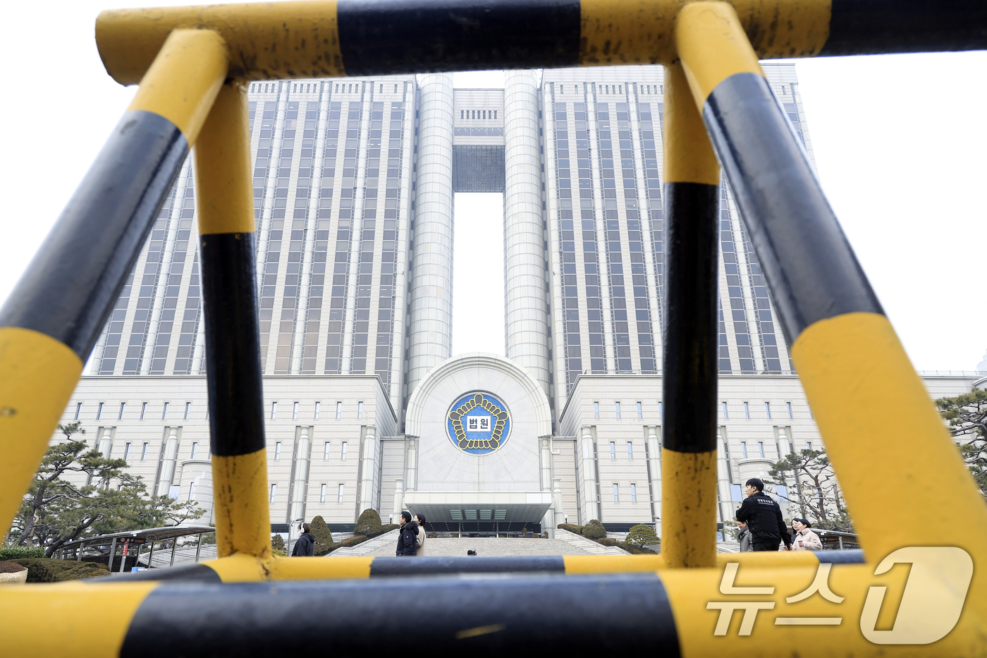 (서울=뉴스1) 박정호 기자 = 내란·외환 전담재판부 구성을 논의하기 위한 서울고등법원의 전체판사회의가 시작된 15일 서울 서초구 서초동 법원 청사 앞으로 시민 등이 오가고 있다. …