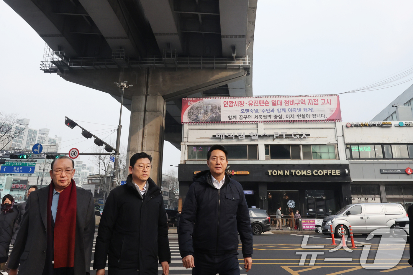 (서울=뉴스1) 황기선 기자 = 오세훈 서울시장이 15일 오후 서울 서대문구 홍은사거리에서 홍제천 일대 내부순환로 현장을 둘러보고 있다.오 시장은 지난해 12월 18일 기자간담회에 …