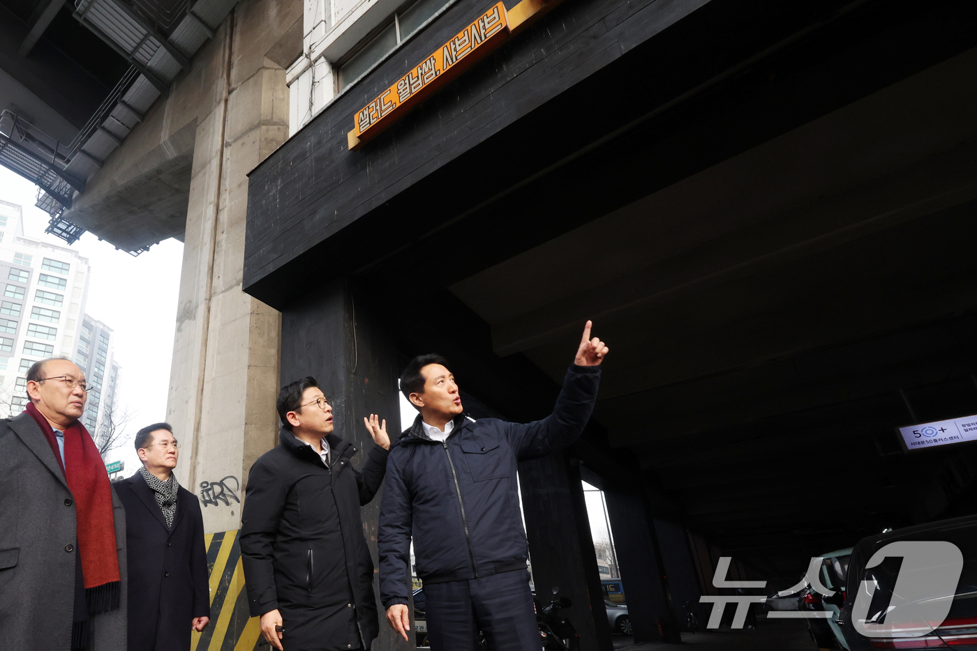 (서울=뉴스1) 황기선 기자 = 오세훈 서울시장이 15일 오후 서울 서대문구 홍은사거리에서 홍제천 일대 내부순환로 현장을 둘러보고 있다.오 시장은 지난해 12월 18일 기자간담회에 …