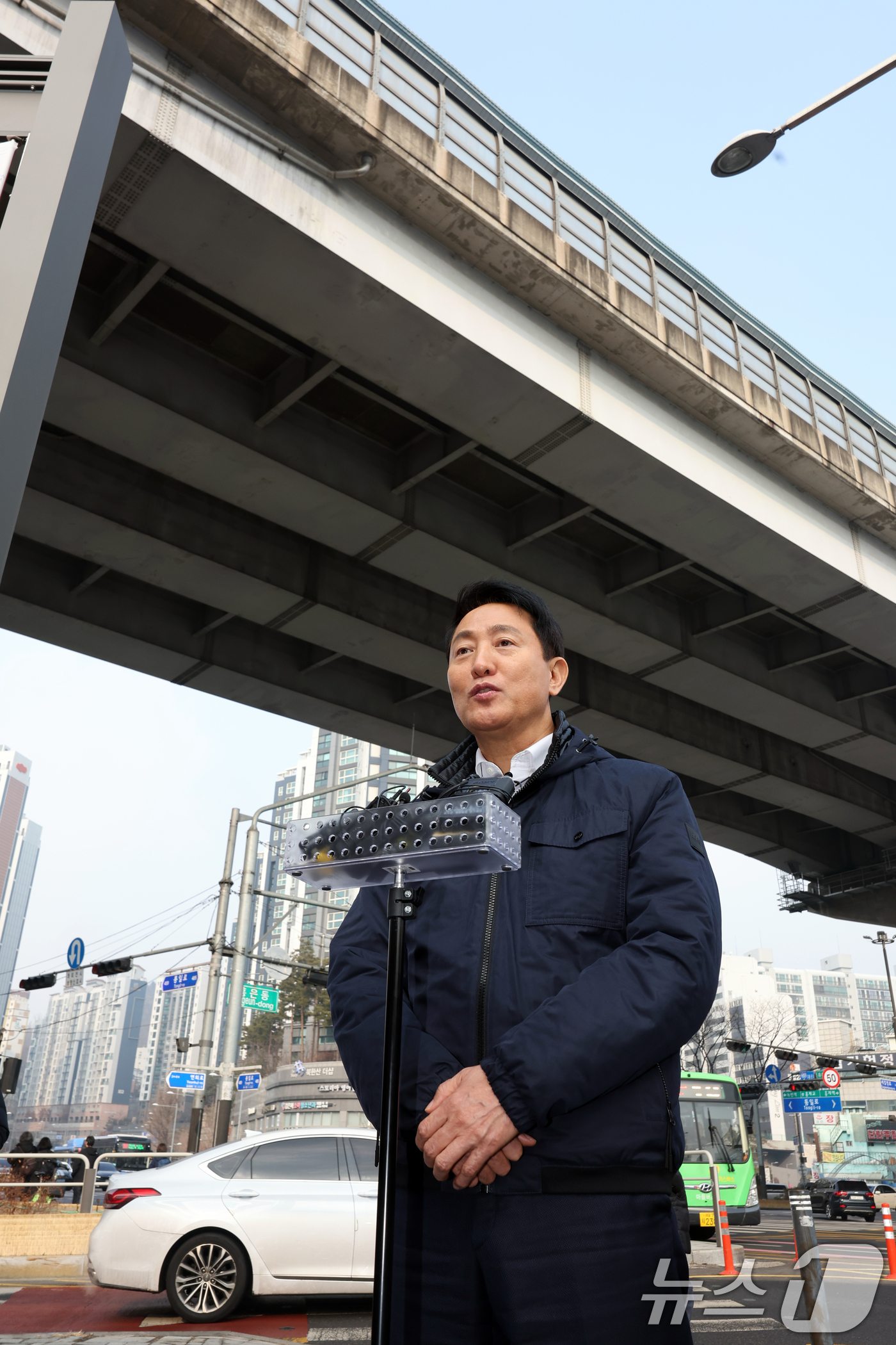 (서울=뉴스1) 황기선 기자 = 오세훈 서울시장이 15일 오후 서울 서대문구 홍은사거리에서 홍제천 일대 내부순환로 현장을 둘러본 뒤 소감을 밝히고 있다.오 시장은 지난해 12월 1 …