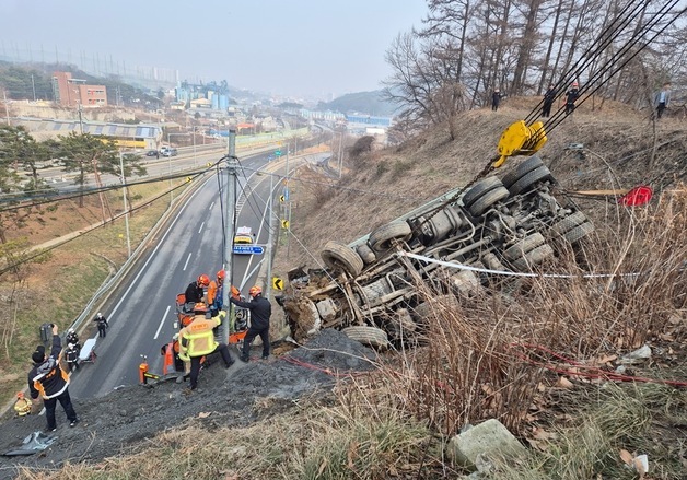 홍성서 21톤 덤프트럭 가드레일 뚫고 언덕아래로…운전자 이송
