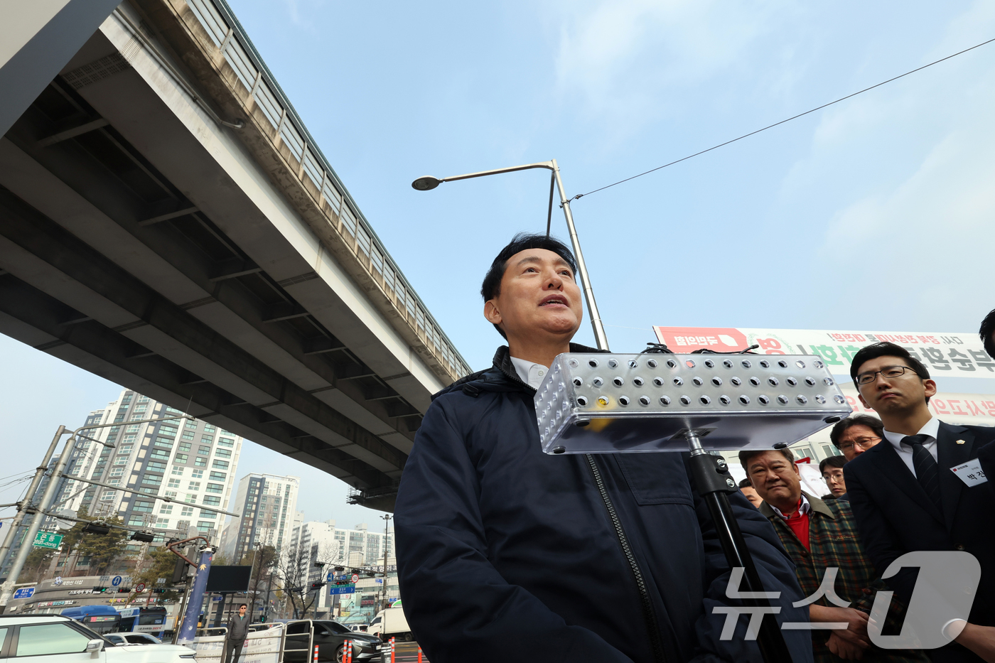 (서울=뉴스1) 황기선 기자 = 오세훈 서울시장이 15일 오후 서울 서대문구 홍은사거리에서 홍제천 일대 내부순환로 현장을 둘러본 뒤 소감을 밝히고 있다.오 시장은 지난해 12월 1 …
