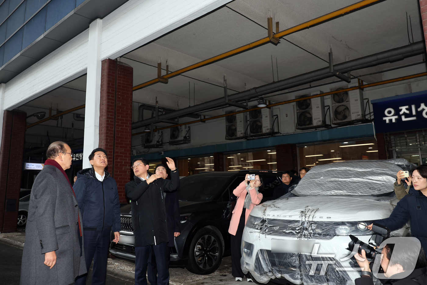 (서울=뉴스1) 황기선 기자 = 오세훈 서울시장이 15일 오후 서울 서대문구 홍은사거리에서 홍제천 일대 내부순환로 현장을 둘러보고 있다.오 시장은 지난해 12월 18일 기자간담회에 …