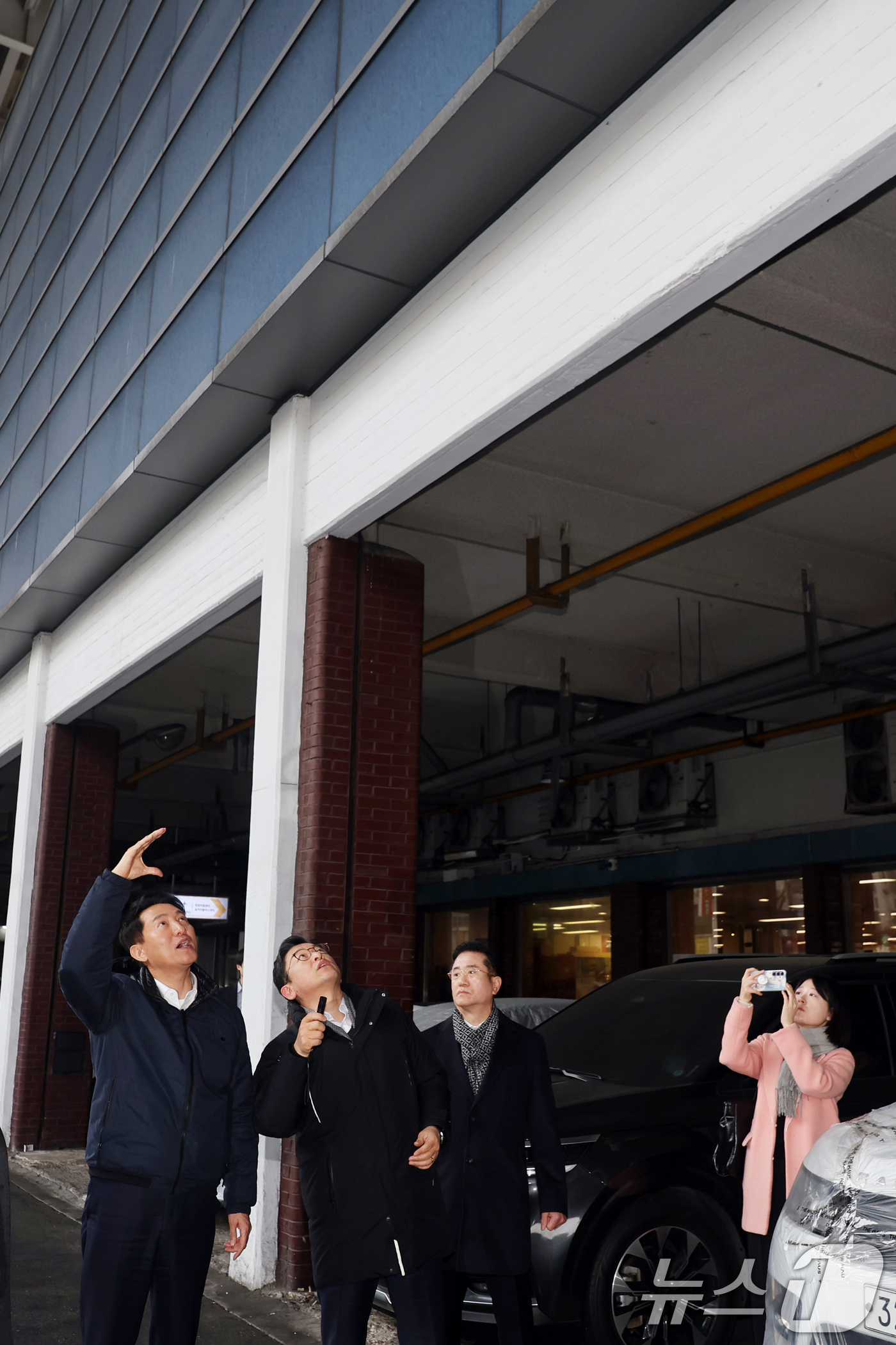 (서울=뉴스1) 황기선 기자 = 오세훈 서울시장이 15일 오후 서울 서대문구 홍은사거리에서 홍제천 일대 내부순환로 현장을 둘러보고 있다.오 시장은 지난해 12월 18일 기자간담회에 …