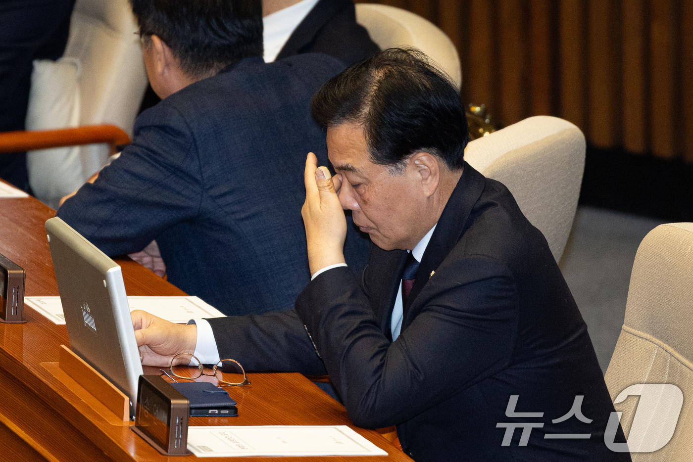 (서울=뉴스1) 유승관 기자 = 송언석 국민의힘 원내대표가 15일 서울 여의도 국회에서 열린 제431회 국회(임시회) 제1차 본회의에서 눈가를 만지고 있다. 2026.1.15/뉴스 …