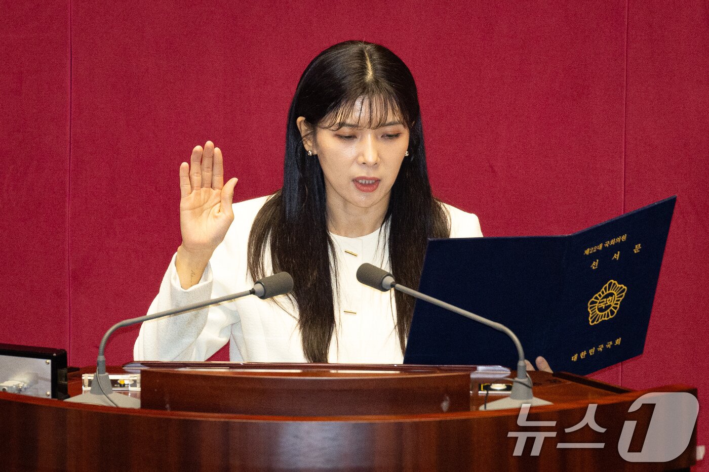 본문 이미지 - 국민의힘 인요한 의원 사퇴로 비례대표 의원직을 승계받은 이소희 의원이 15일 서울 여의도 국회에서 열린 제431회 국회(임시회) 제1차 본회의에서 의원 선서를 하고 있다. 2026.1.15/뉴스1 ⓒ News1 유승관 기자