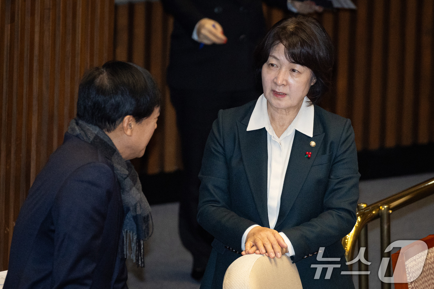 (서울=뉴스1) 유승관 기자 = 추미애 국회 법제사법위원장과 이성윤 더불어민주당 최고위원이 15일 서울 여의도 국회에서 열린 제431회 국회(임시회) 제1차 본회의에서 대화하고 있 …