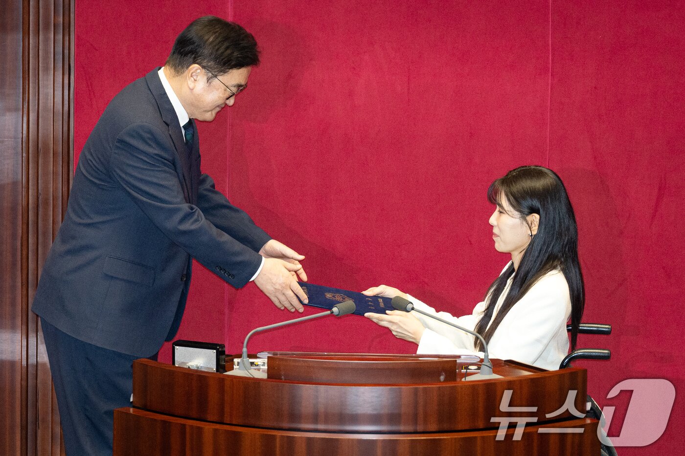 본문 이미지 - 국민의힘 인요한 의원 사퇴로 비례대표 의원직을 승계받은 이소희 의원이 15일 서울 여의도 국회에서 열린 제431회 국회(임시회) 제1차 본회의에서 의원 선서를 마친 후 우원식 국회의장에게 선서문을 전달하고 있다. 2026.1.15/뉴스1 ⓒ News1 유승관 기자