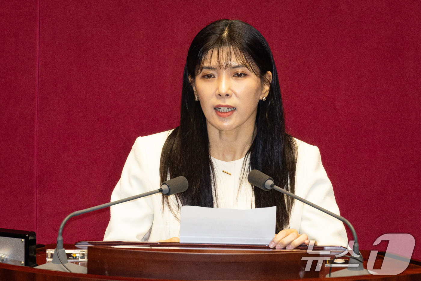 (서울=뉴스1) 유승관 기자 = 국민의힘 인요한 의원 사퇴로 비례대표 의원직을 승계받은 이소희 의원이 15일 서울 여의도 국회에서 열린 제431회 국회(임시회) 제1차 본회의에서 …