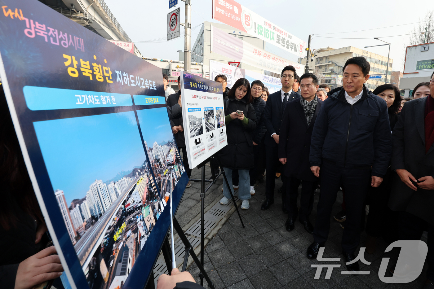 (서울=뉴스1) 황기선 기자 = 오세훈 서울시장이 15일 오후 서울 서대문구 홍은사거리에서 홍제천 일대 내부순환로 현장을 둘러본 후 관계자에게 브리핑을 받고 있다.오 시장은 지난해 …