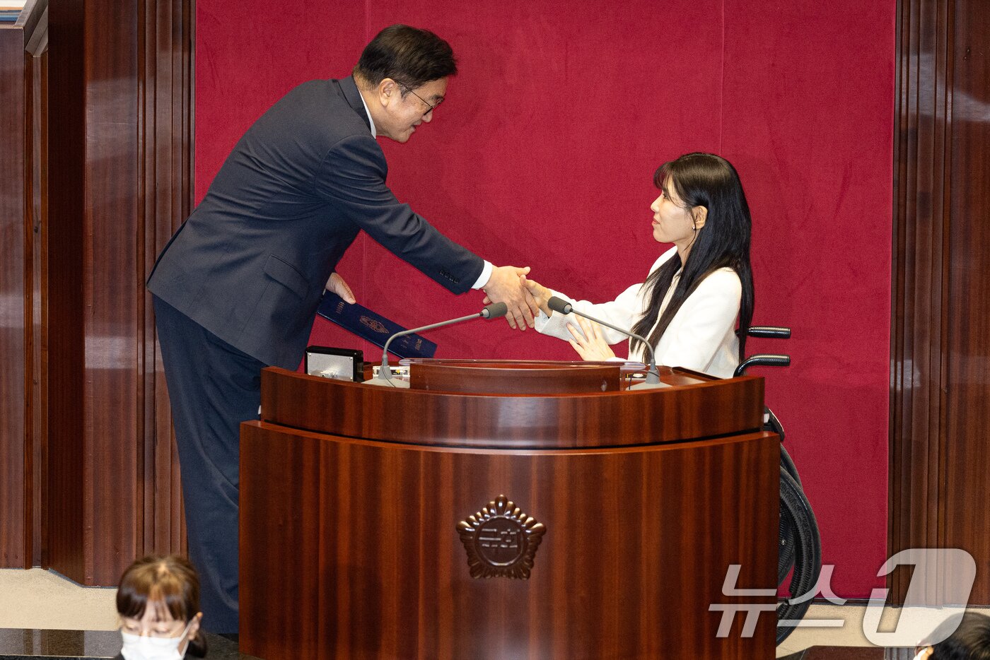 본문 이미지 - 국민의힘 인요한 의원 사퇴로 비례대표 의원직을 승계받은 이소희 의원이 15일 서울 여의도 국회에서 열린 제431회 국회(임시회) 제1차 본회의에서 의원 선서를 마친 후 우원식 국회의장에게 선서문을 전달한 뒤 악수하고 있다. 2026.1.15/뉴스1 ⓒ News1 유승관 기자