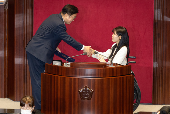 이소희 의원직 승계 축하하는 우원식 의장