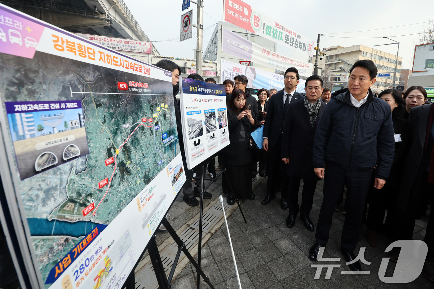 (서울=뉴스1) 황기선 기자 = 오세훈 서울시장이 15일 오후 서울 서대문구 홍은사거리에서 홍제천 일대 내부순환로 현장을 둘러본 후 관계자에게 브리핑을 받고 있다.오 시장은 지난해 …