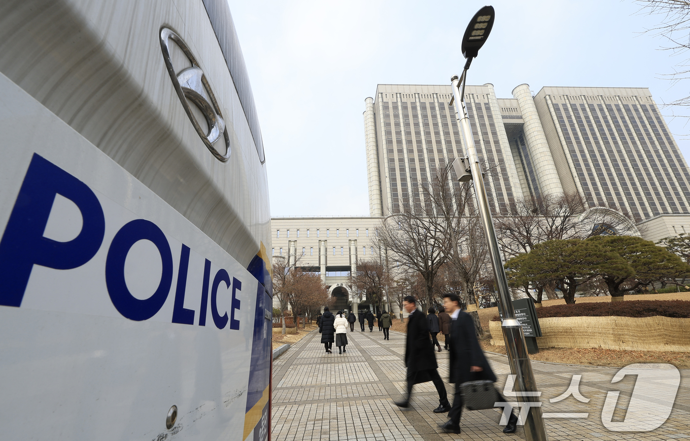 (서울=뉴스1) 박정호 기자 = 윤석열 전 대통령의 고위공직자범죄수사처(공수처) 체포영장 집행 방해 및 국무위원 심의권 침해 혐의 1심 선고를 하루 앞둔 15일 서울 서초구 서초동 …