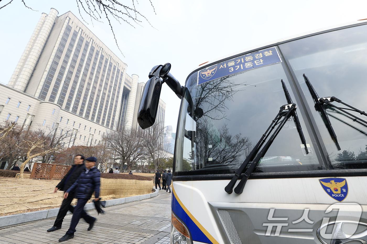 (서울=뉴스1) 박정호 기자 = 윤석열 전 대통령의 고위공직자범죄수사처(공수처) 체포영장 집행 방해 및 국무위원 심의권 침해 혐의 1심 선고를 하루 앞둔 15일 서울 서초구 서초동 …