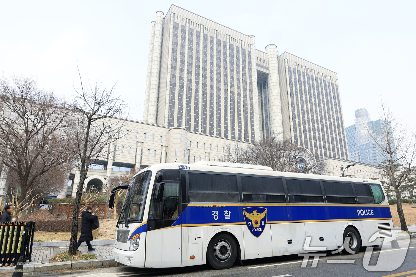 (서울=뉴스1) 박정호 기자 = 윤석열 전 대통령의 고위공직자범죄수사처(공수처) 체포영장 집행 방해 및 국무위원 심의권 침해 혐의 1심 선고를 하루 앞둔 15일 서울 서초구 서초동 …