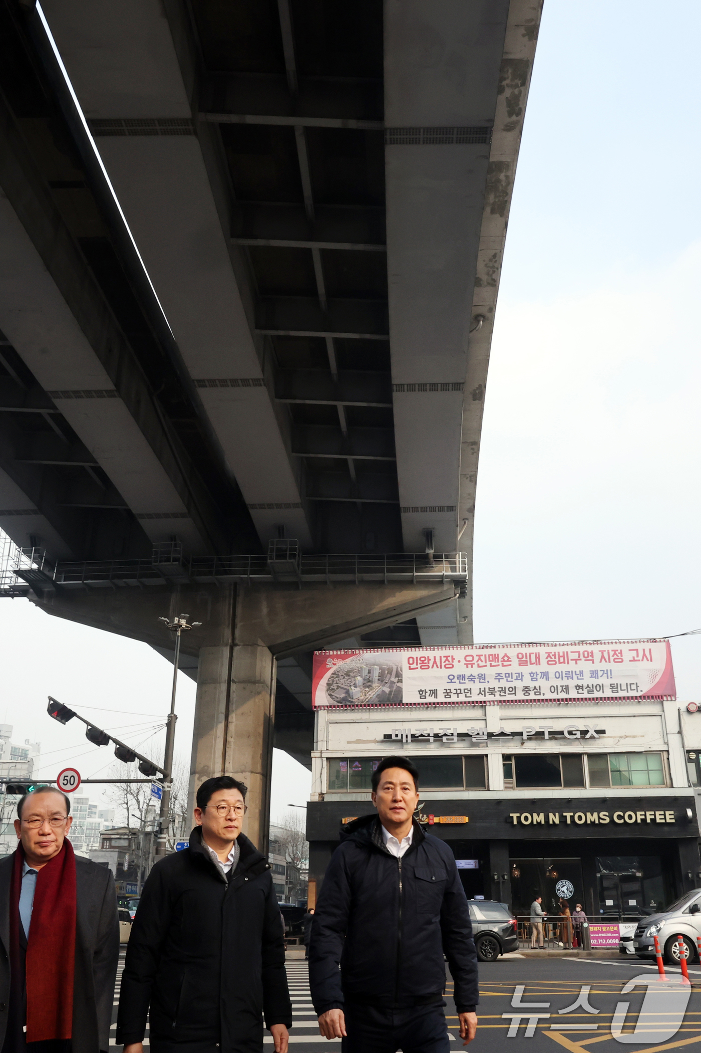 (서울=뉴스1) 황기선 기자 = 오세훈 서울시장이 15일 오후 서울 서대문구 홍은사거리에서 홍제천 일대 내부순환로 현장을 둘러보고 있다.오 시장은 지난해 12월 18일 기자간담회에 …