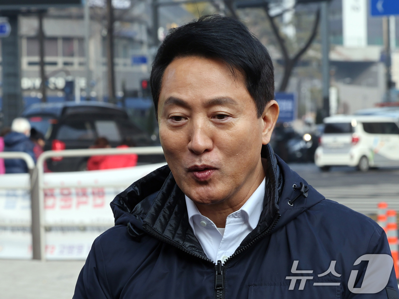 (서울=뉴스1) 황기선 기자 = 오세훈 서울시장이 15일 오후 서울 서대문구 홍은사거리에서 홍제천 일대 내부순환로 현장을 둘러본 뒤 소감을 밝히고 있다. 오 시장은 지난해 12월 …