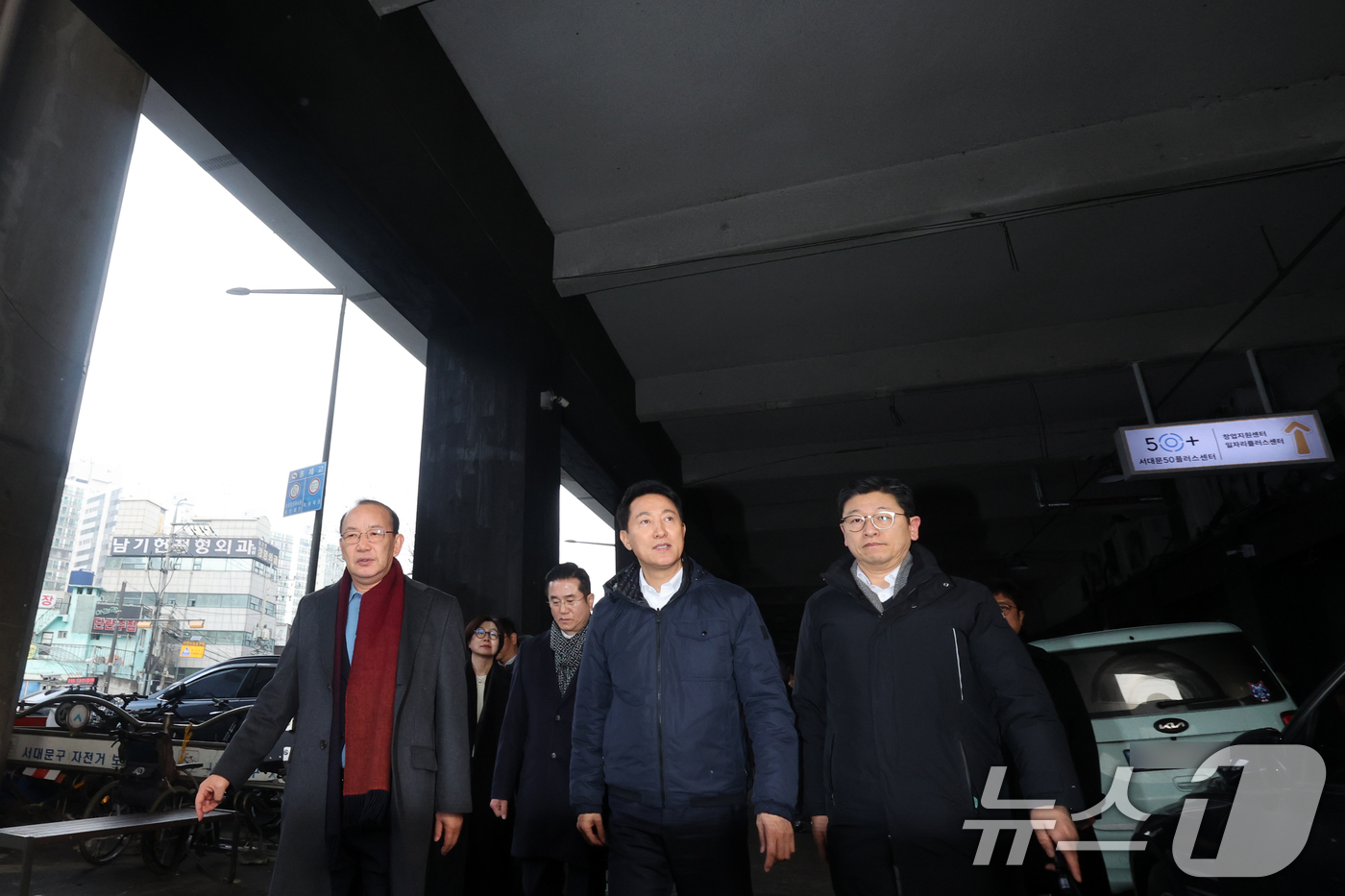 (서울=뉴스1) 황기선 기자 = 오세훈 서울시장이 15일 오후 서울 서대문구 홍은사거리에서 홍제천 일대 내부순환로 현장을 둘러보고 있다.오 시장은 지난해 12월 18일 기자간담회에 …