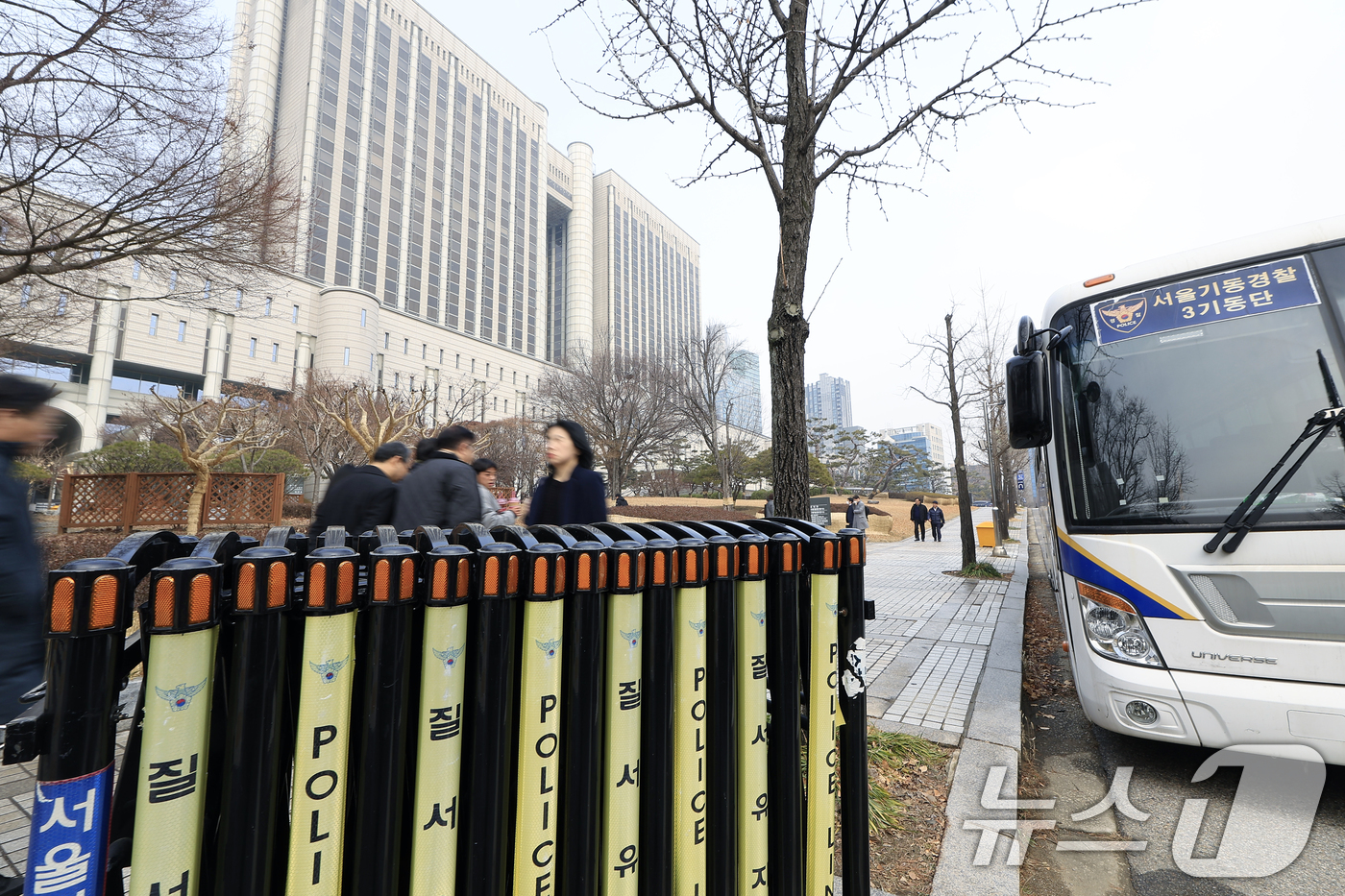 (서울=뉴스1) 박정호 기자 = 윤석열 전 대통령의 고위공직자범죄수사처(공수처) 체포영장 집행 방해 및 국무위원 심의권 침해 혐의 1심 선고를 하루 앞둔 15일 서울 서초구 서초동 …